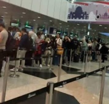 Ribuan imigran dan wisatawan di malaysia terlantar sistem imigrasi mengalami kelumpuhan.